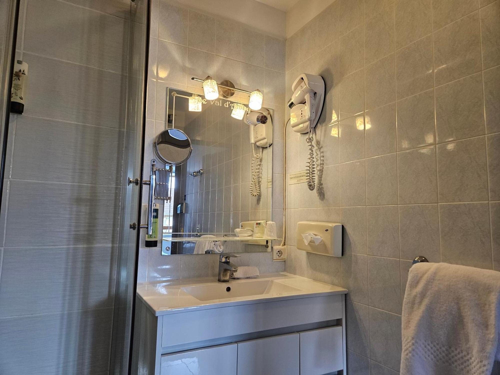 Hotel Le Val D'Amby Hieres-Sur-Amby Zewnętrze zdjęcie